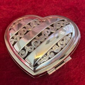BRIGHTON SIGNATURE SCROLL PATTERNED HEART SHAPED COMPACT MIRROR